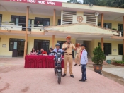 TRƯỜNG THCS NÀ TẤU PHỐI HỢP VỚI PHÒNG CSGT CÔNG AN TỈNH TUYÊN TRUYỀN AN TOÀN GIAO THÔNG ĐƯỜNG BỘ VÀ KỸ NĂNG LÁI XE AN TOÀN