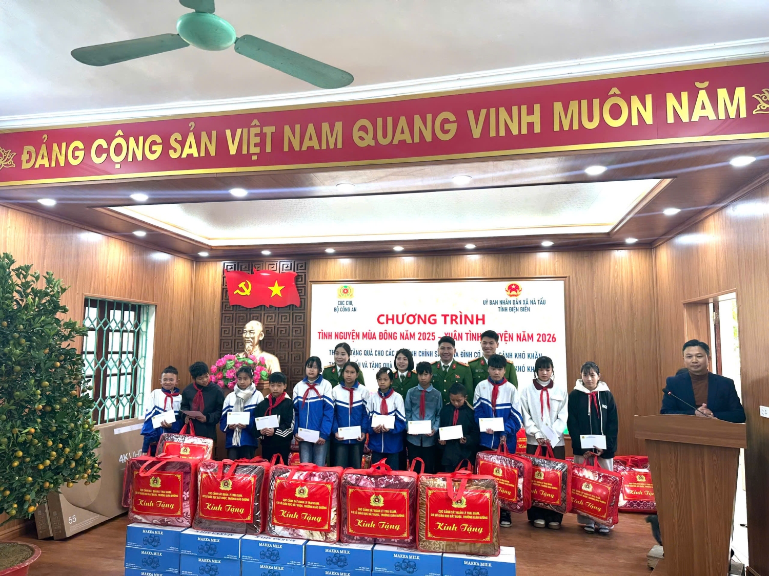 TRƯỜNG THCS NÀ TẤU TIẾP NHẬN HỌC BỔNG VÀ QUÀ TẶNG DO CỤC C10 BỘ CÔNG AN VÀ CÔNG TY ULTTY TRAO TẶNG