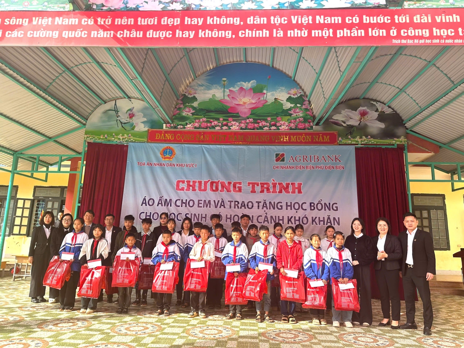 CHƯƠNG TRÌNH TRAO ÁO ẤM VÀ HỌC BỔNG CHO HỌC SINH CÓ HOÀN CẢNH KHÓ KHĂN CỦA TOÀ ÁN NHÂN DÂN KHU VỰC 1 VÀ NGÂN HÀNG AGRIBANK CHI NHÁNH ĐIỆN BIÊN PHỦ