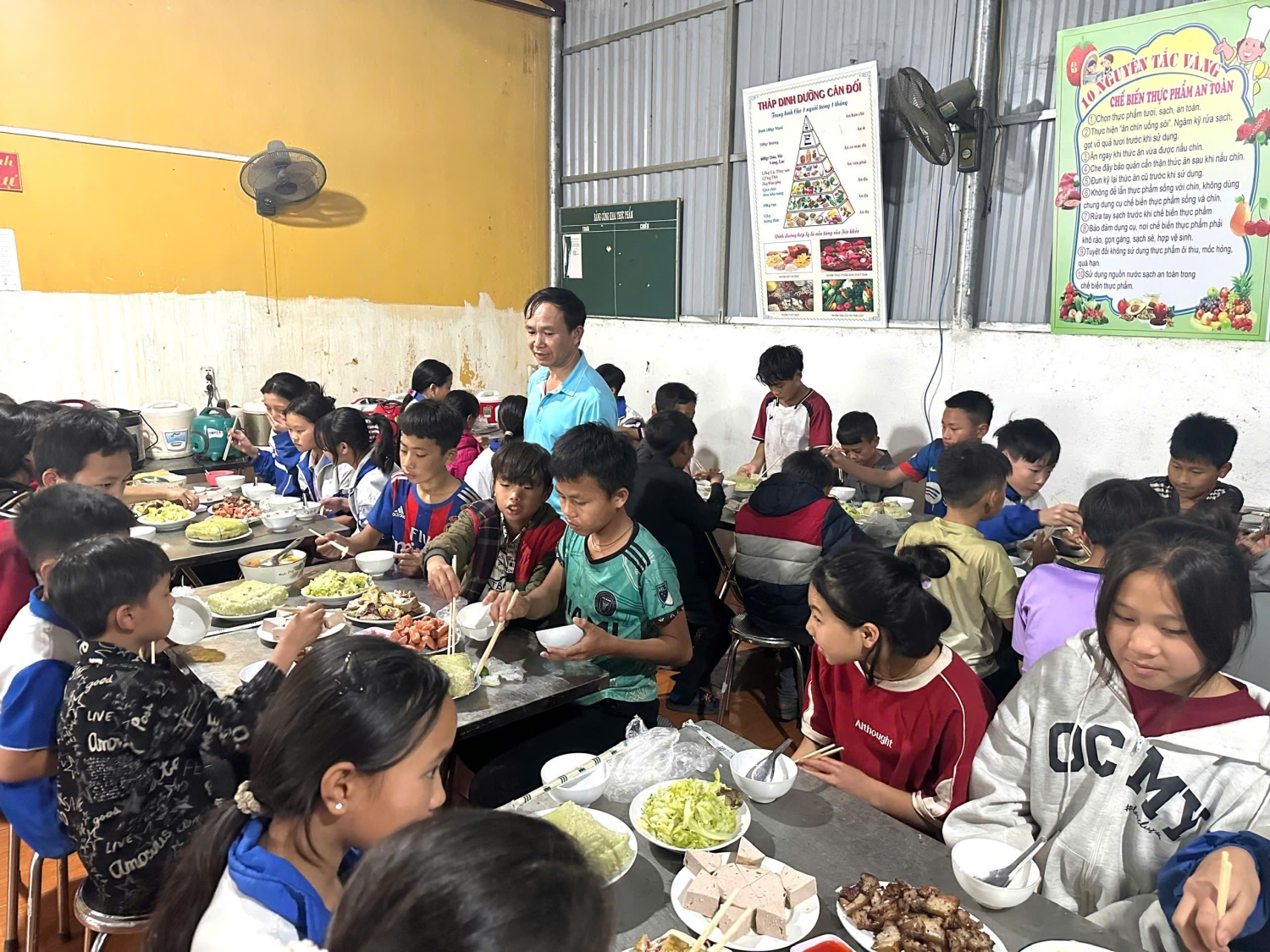 TẤT NIÊN SỚM CHO HỌC SINH BÁN TRÚ TRƯỜNG THCS NÀ TẤU